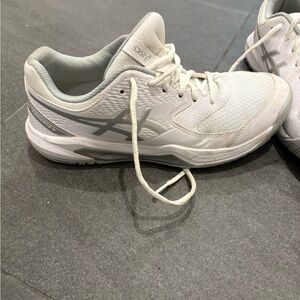 Women’s white asic tennis sneaker. 9. Worn 1x
